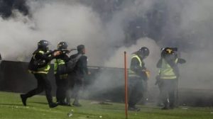 Astaga! Pintu Stadion Kanjuruhan Diduga Masih Tertutup Saat Gas Air Mata Menyelimuti