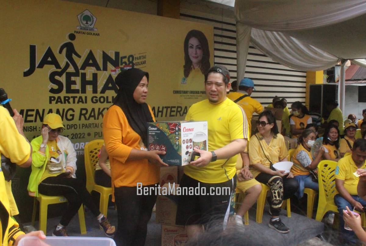 Raski Mokodompit saat menyerahkan salah satu hadiah