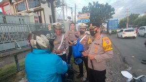 Kapolres Cegat Sejumlah Pengendara yang Melintas di Depan Mako Polres Bitung