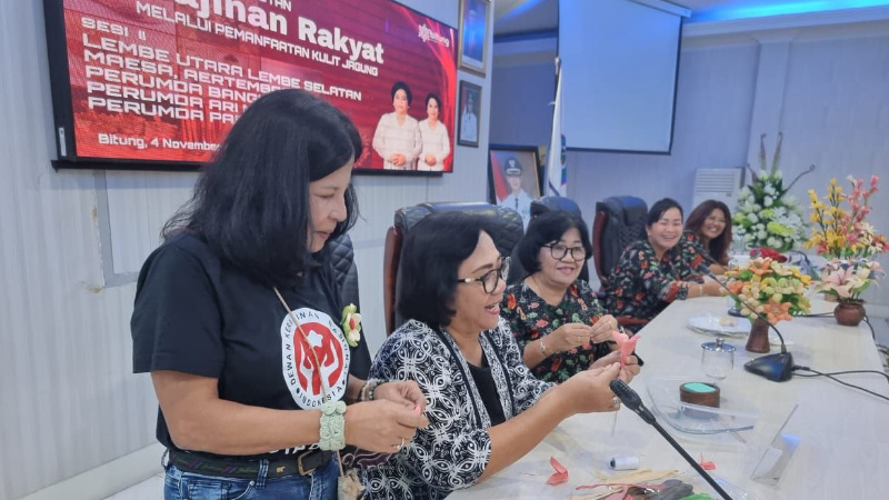 Tawa Rita Tangkudung di Pelatihan Dekranasda Bitung