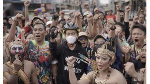 GenPI Ramaikan CFD Bareng Gibran dengan Pakai Jersey Tour de Borobudur