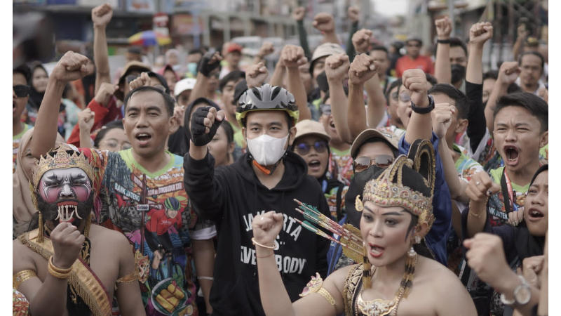 GenPI Ramaikan CFD Bareng Gibran dengan Pakai Jersey Tour de Borobudur