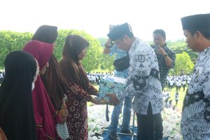Orang Tua Siswa di Boltim Terima Bantuan di HUT PGRI