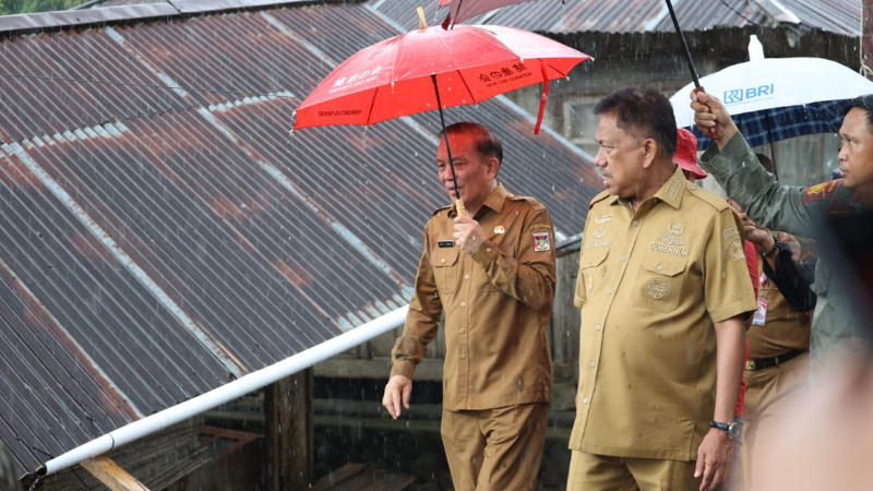 Terobos Hujan, Gubernur Olly Dondokambey Antar Bantuan Bagi Korban Banjir di Papakelan Minahasa