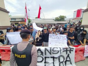 Buntut Penertiban Lahan di Kalasey Dua, Puluhan Massa Demo di Mapolda Sulut