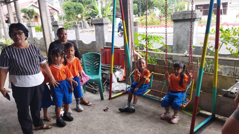 Politeknik Negeri Manado Hadirkan Alat Permainan dan Edukasi di TK GMIM Eben Haezer Desa Borgo