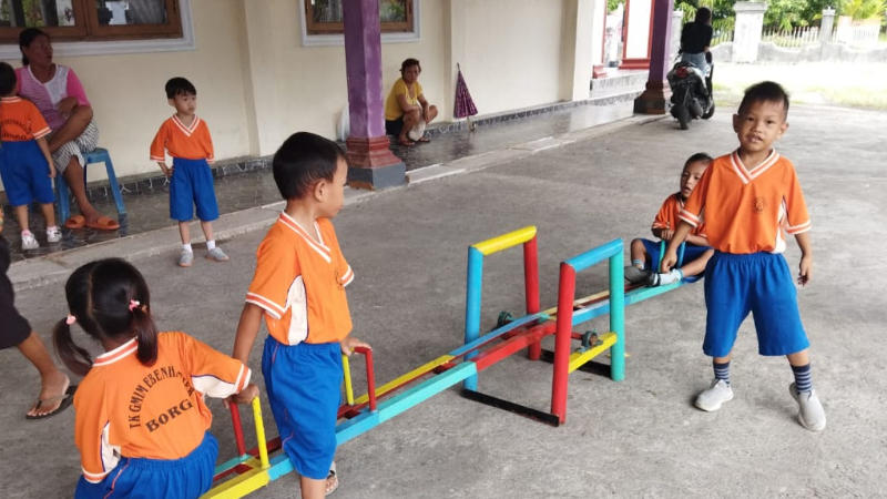 Politeknik Negeri Manado Hadirkan Alat Permainan dan Edukasi di TK GMIM Eben Haezer Desa Borgo