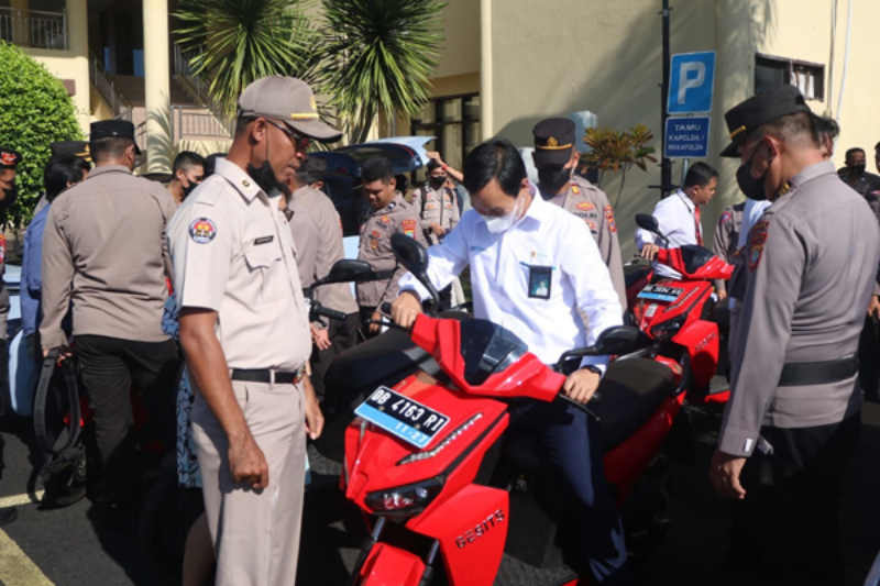Menuju Era Energi Terbarukan Bebas Emisi Karbon dan Ramah Lingkungan, Personil Polda Sulut Jajal Kendaraan Listrik