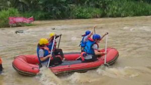 Puluhan Atlet Arung Jeram Taklukkan Sungai Ongkag di Porprov Sulut 2022