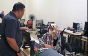 Kantor Pinjol Ilegal di Manado Digerebek Polisi, Puluhan Komputer dan Ratusan Kartu Seluler Disita