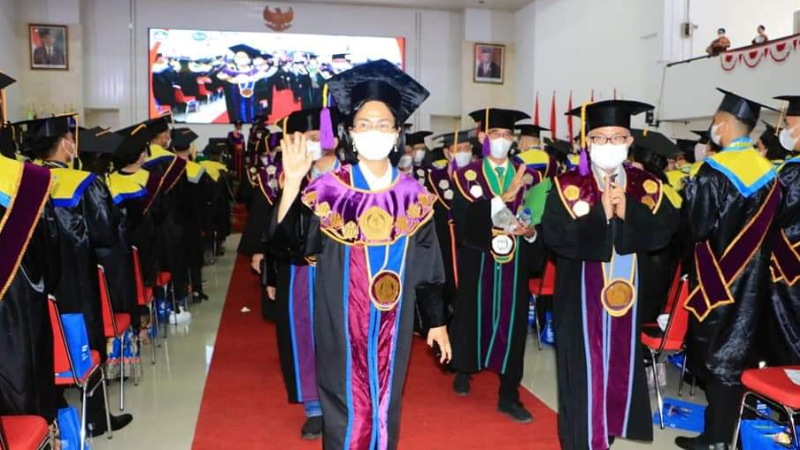 Pimpin Wisuda Terakhir sebagai Rektor Unsrat, Ellen Kumaat Ingatkan hal ini