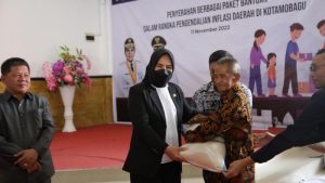 Tekan Laju Inflasi, Tatong Bara Serahkan Bantuan Stimulus Kepada Warga Kotamobagu