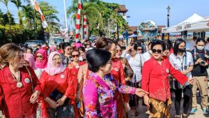 Cantiknya Rita Tangkudung Tampil di Parade Kebaya Goes To Unesco