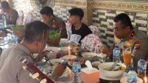 Ketika Wakapolda Sulut Ajak Pengamen Pasar Tua Makan Bersama