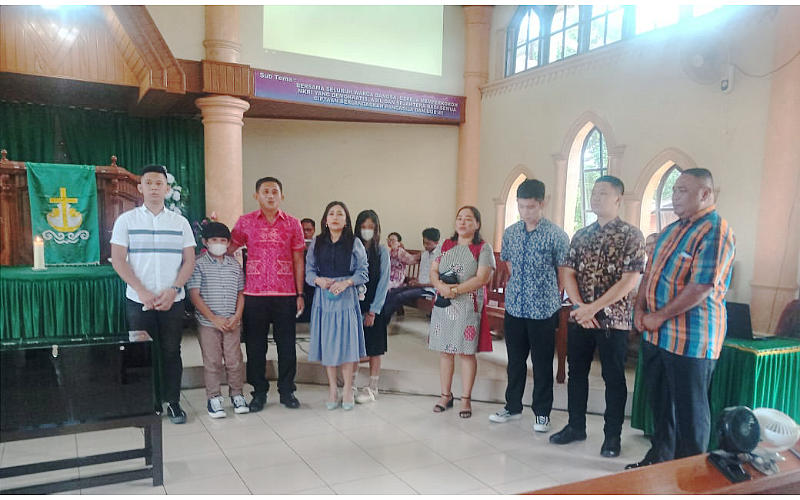 Kolonel Inf Daniel dan Keluarga Ibadah di GMIM Lasarus Meras, Wilayah Pelaksanaan Manunggal Air Bersih