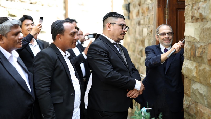 Synagogue Shaar Hashamayim Tondano Ditahbiskan, Begini Harapan Rabbi Yaakov Baruch 8 Synagogue Shaar Hashamayim Tondano Ditahbiskan, Begini Harapan Rabbi Yaakov Baruch