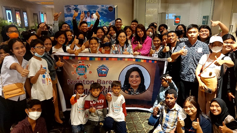 Rona Bahagia Anak Panti Asuhan Nonton Film 'Uti deng Keke' Bersama Rita Tamuntuan