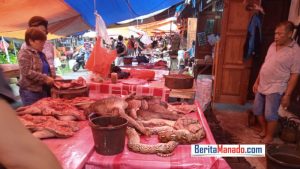 Hiii… Ada Ular di Pasar Beriman Tomohon