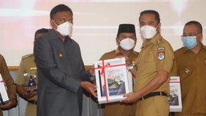 Bupati Sam Sachrul Mamonto Terima Piagam Penghargaan Atas Capaian WTP ke-9 untuk Boltim