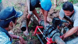 Pemdes dan Warga Perbaiki Saluran Air Bersih Yang Sering Kali Putus