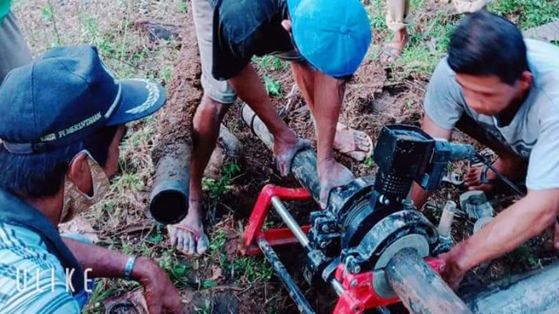 Pemdes dan Warga Perbaiki Saluran Air Bersih Yang Sering Kali Putus