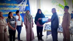 89 Pedagang dan 63 Pelaku UMKM di Boltim Terima Bantuan