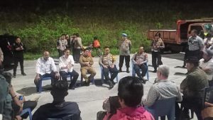 Pemilik Lahan Kembali Blokir Jalan Tol Manado-Bitung, Kapolres Bitung Lakukan Mediasi