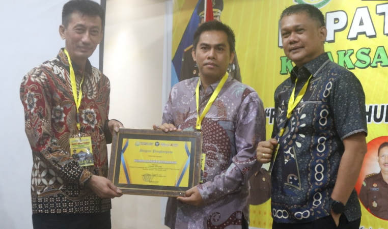 Kajati Sulut Edy Birton Berikan Penghargaan, Berikut Kajari dan Cabjari yang Menerima
