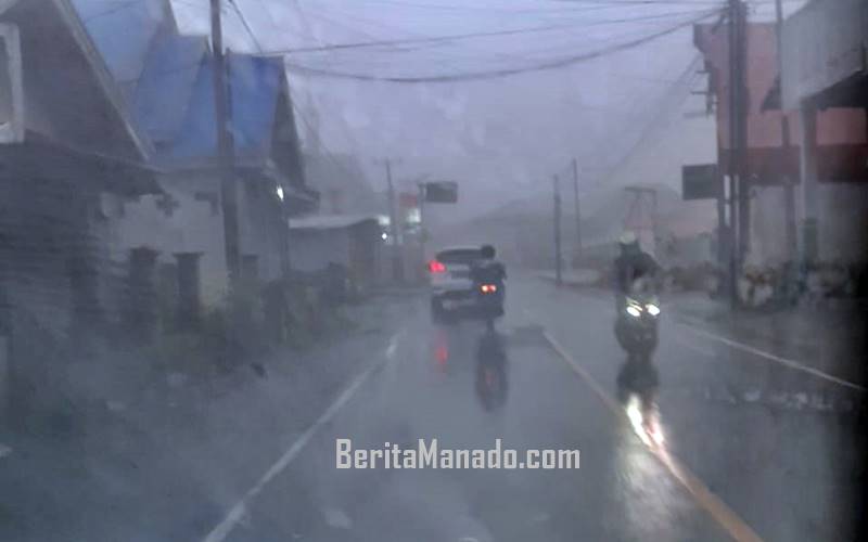 HATI-HATI: Cuaca ekstrim yang terjadi sejak pagi hingga malam Senin (9/1/2023) membuat pengendaran kendaraan berhati-hati. Tampak arus lalu lintas di Desa Leilem Kecamatan Sonder, Minahasa.