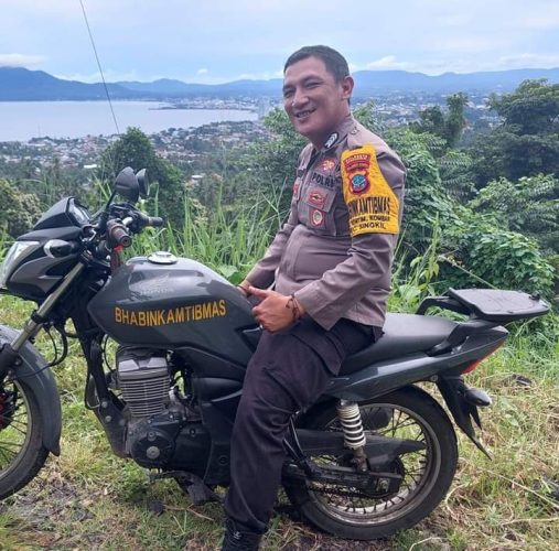 Terjang Banjir dan Hujan Aksi Heroik Babinkamtibmas di Kombos Berhasil Evakuasi Bayi 6 Bulan 9 Terjang Banjir dan Hujan Aksi Heroik Babinkamtibmas di Kombos Berhasil Evakuasi Bayi 6 Bulan