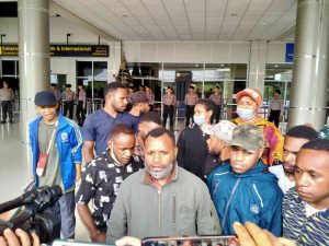 Lukas Enembe Transit di Manado, Puluhan Mahasiswa Papua Aksi Solidaritas di Bandara Sam Ratulangi