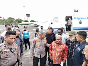 Transit di Manado, Lukas Enembe Dikawal Puluhan Aparat Kepolisian