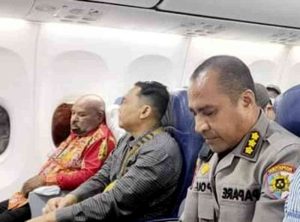 Lukas Enembe 2 Jam Transit di Manado