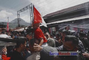 Pria di Airmadidi Rela Gunduli dan Bopong Anak Terobos Kerumunan Demi Bertemu Jokowi