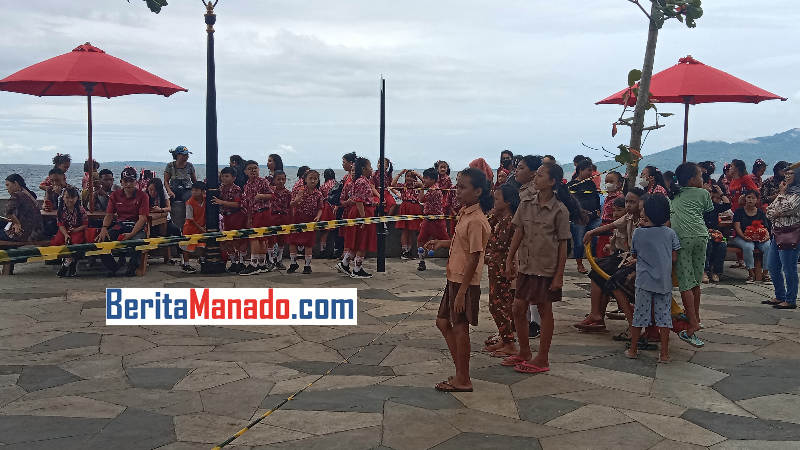 Ratusan Anak Ini Tak Sabar Menunggu Kedatangan Joko Widodo di Malalayang Beach Walk
