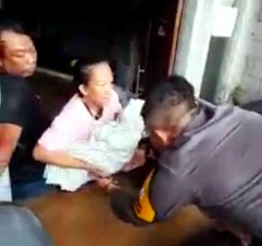 Terjang Banjir dan Hujan Aksi Heroik Babinkamtibmas di Kombos Berhasil Evakuasi Bayi 6 Bulan 8 Terjang Banjir dan Hujan Aksi Heroik Babinkamtibmas di Kombos Berhasil Evakuasi Bayi 6 Bulan