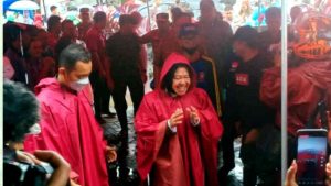 Tinjau Lokasi Banjir dan Longsor di Manado, Mensos Tri Rismaharini Minta Warga Bersabar