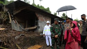 Ajak Warga Manado Agar Mau Direlokasi, Mensos Tri Rismaharini: Mau Tunggu Berapa Banyak Korban?