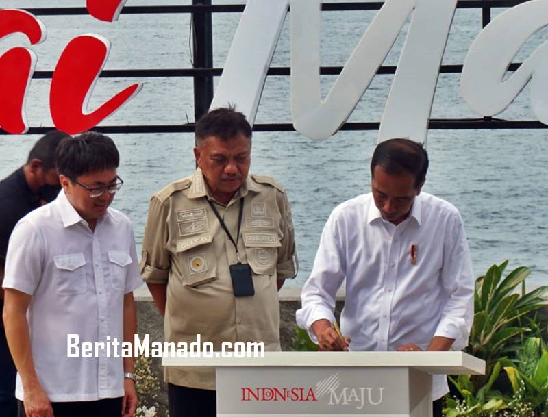 Jokowi saat meresmikan Malalayang Beach Walk. Foto BeritaManado.com.