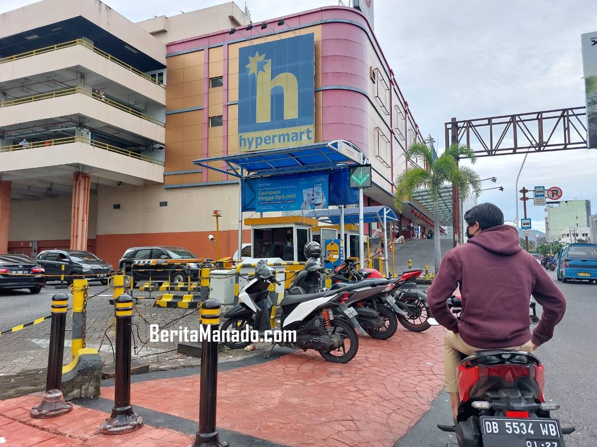 Trotoar yang berada di depan Manado Trade Centre (MTC).