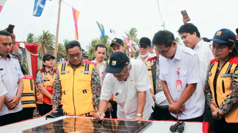 Camat Matuari Dapat Kehormatan dari Menteri Basuki Saat Resmikan Jembatan Merah Bitung