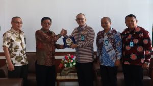 Ronald Lumbuun Sambangi Pengadilan Tinggi Manado, Siap Bersinergi
