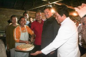 Ke Puncak Lose, Steven Kandouw Rasakan Lezatnya Hatarua Pizza