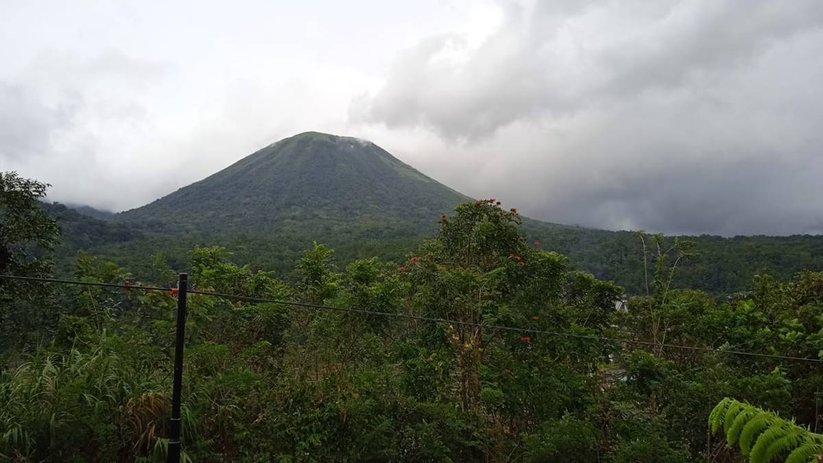 Gunung Lokon terlihat dari Valentine Hills Tomohon.