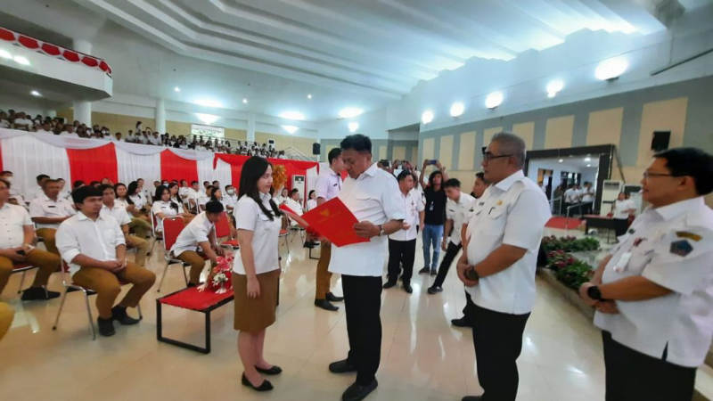 Olly Dondokambey Tegaskan Pemerintah Masih Butuh Tenaga Harian Lepas 8 Olly Dondokambey Tegaskan Pemerintah Masih Butuh Tenaga Harian Lepas