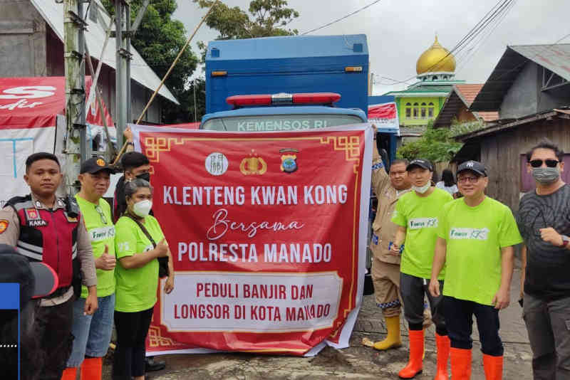 Tanggap Bencana, Klenteng Kwan Kong dan Polresta Manado Salurkan Bantuan ke Korban Banjir Manado