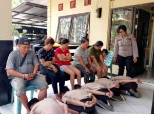 Kedapatan Bolos Sekolah Sejumlah Siswa di Manado Dihukum Cium Kaki Orang Tua