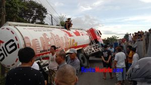 Mobil Semen Terperosok di Jalan Trans Sulawesi, Sebabkan Kemacetan Panjang