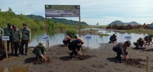 Koramil 1303-05 Kotabunan Tanam Ratusan Bibit Mangrove di Pantai Paret Timur