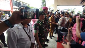 Lagu dan Goyangan Terpesona Sambut Kedatangan Kapolda di Mako Polres Bitung